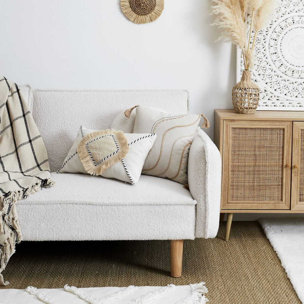 COUSSIN BEIGE ET BLANC A POMPONS 40X40CM