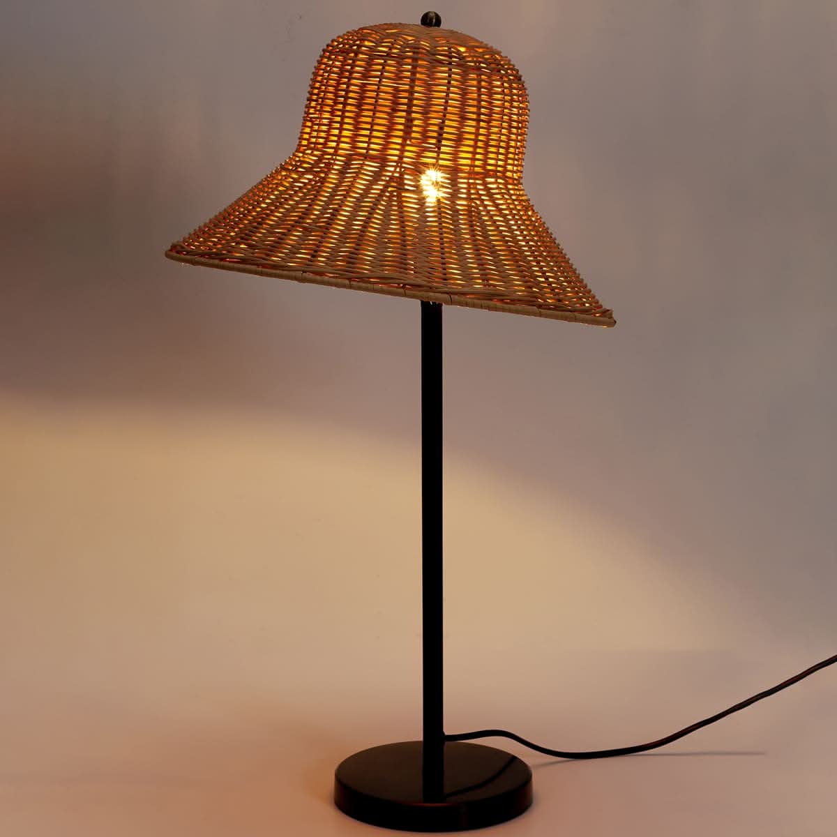 LAMPE CHAPEAU ROTIN