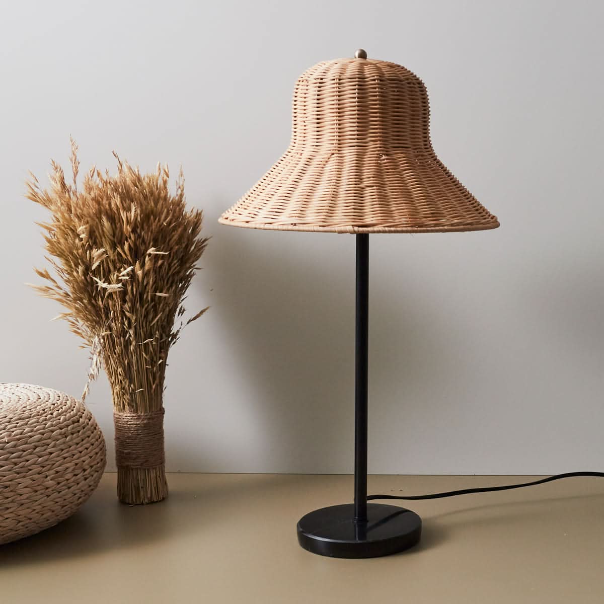 LAMPE CHAPEAU ROTIN